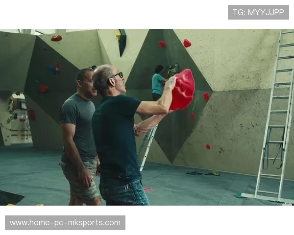 攀岩女子选手用脚趾扣岩点全场嗨翻