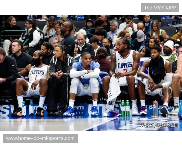 球员悉心照顾伤病小伙伴,展示球队凝聚力 球员悉心照顾伤病小伙伴,展示球队凝聚力