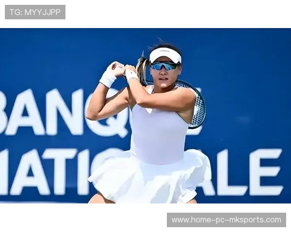 网球对手被逼到底线无法翻身